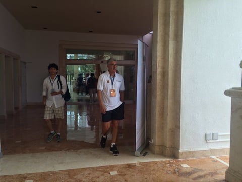 Ferreti se mostró alegre en su llegada al hotel.