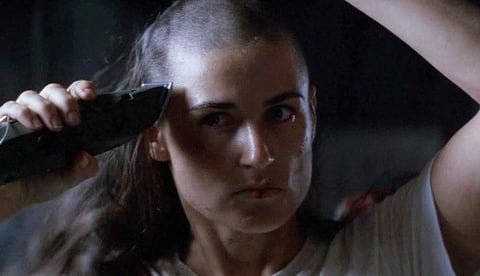 Demi Moore hizo lo mismo en el drama "La teniente O"Neil", donde le dio vida a la teniente Jordan O"Neil.
