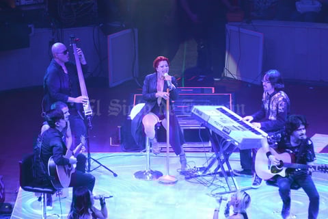 La cantante interpretó también baladas.