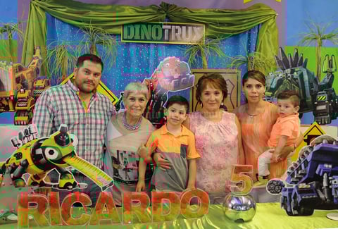 El cumpleañero con sus papás, Ricardo y Cecilia, su hermanito, Jorge Emilio, y sus abuelitas, Paty y Yolanda