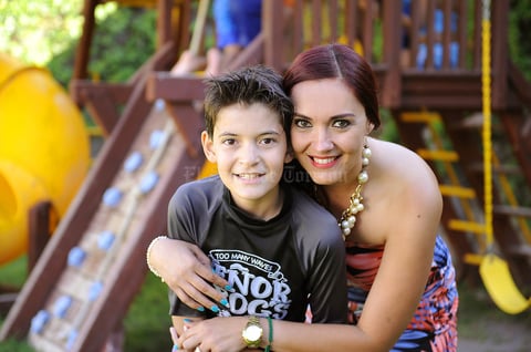 Con su mamá, Jaqueline Treviño