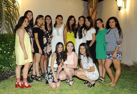 Acompañada de sus amigas