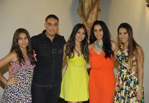 Andrea con sus papás, Manuel y Martha, y sus hermanas, Sofi y Mariana