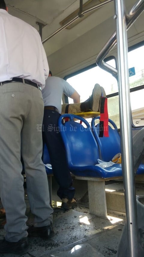 Arribaron hasta el lugar del accidente tanto paramédicos de la Cruz Roja de Torreón, como socorristas de una empresa privada, quienes auxiliaron a los afectados, incluyendo al operador del camión y los rescataron del interior de la unidad.