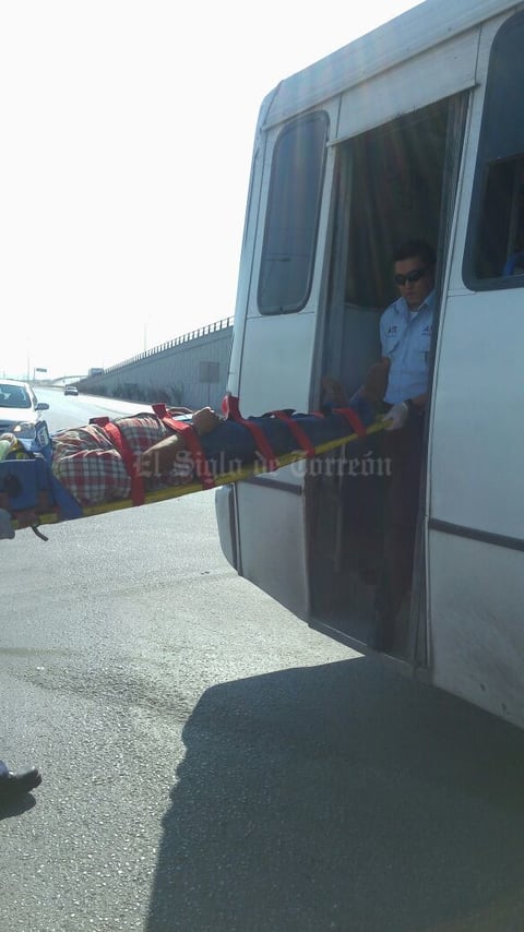 En el autobús se transportaban seis pasajeros, en su mayoría de la tercera edad, los cuales terminaron lesionados tras el impacto.
