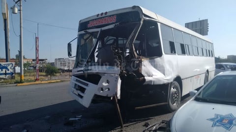 El accidente ocurrió cuando el camión de pasajeros circulaba por el bulevar El Tajito, con rumbo al Centro de la ciudad, y al llegar al Periférico el conductor del tráiler le cortó el paso, impactándolo en el costado izquierdo provocando que éste derrapara y terminara con el frente destrozado.
