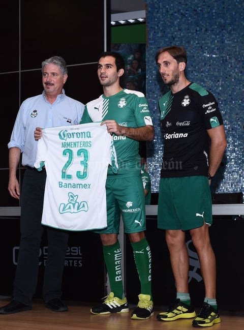 El volante argentino Emiliano Armenteros, también procedente de Jaguares de Chiapas, portará el dorsal número 23.