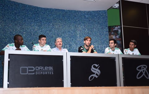 El vicepresidente del Santos Laguna, Alberto Canedo, junto al director técnico Luis Zubeldía, fueron los encargados de presentar a las nuevas caras santistas.