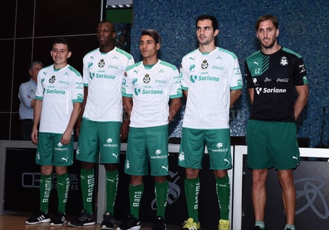El técnico de Santos Laguna, Luis Zubeldía, junto a cuatro de sus seis refuerzos para el Torneo Apertura 2016.