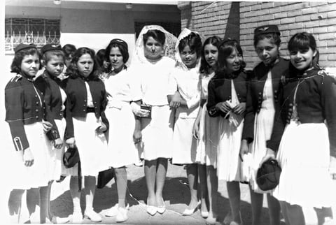 05062016 Graduación en junio de 1966 del Colegio Isabel La Católica de Gómez Palacio, Durango. Graduadas: Concepción Hernández Magallanes y María Guadalupe Ugarte Lomas con acompañantes, grupo de 2° de Comercio.