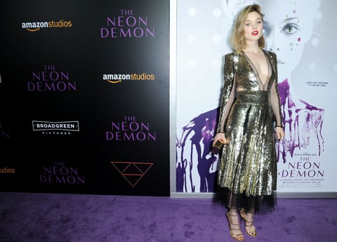 Bella Heathcote llegó con un escotado atuendo.