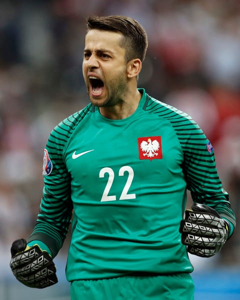 El arquero polaco Lukasz Fabianski celebrando el empate de su selección.