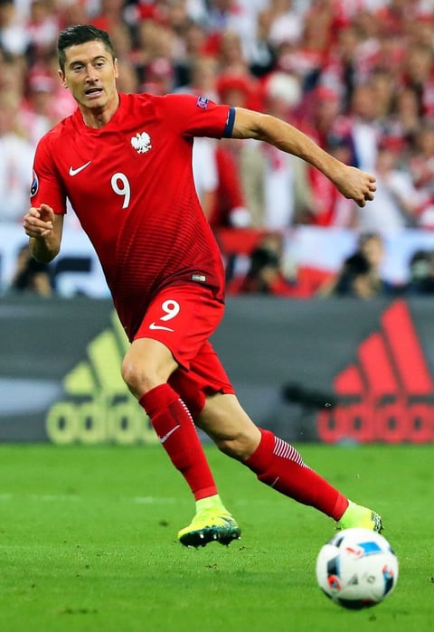 Robert Lewandowski, jugador del Bayern Munich, fue neutralizado por los defensores alemanes.