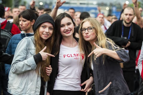 Las chicas polacas sonriendo antes de entrar al estadio.