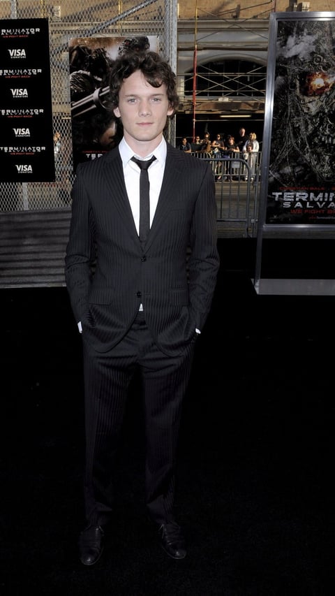 Yelchin se dirigía a encontrarse con sus amigos para un ensayo y cuando él no respondió, sus amigos fueron a buscarlo para encontrarlo atrapado.