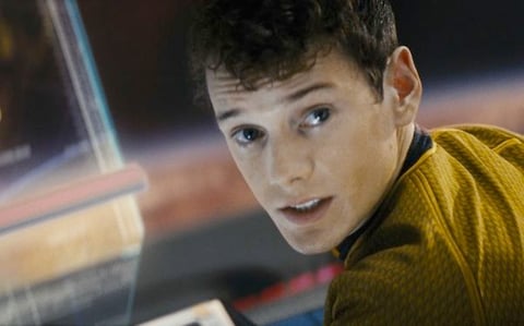Yelchin, quien tenía 27 años de edad y representaba al personaje de Chekov en las nuevas películas de Star Trek, falleció al quedar atrapado entre su automóvil y una pared en su domicilio en Studio City, un suburbio de Los Ángeles.