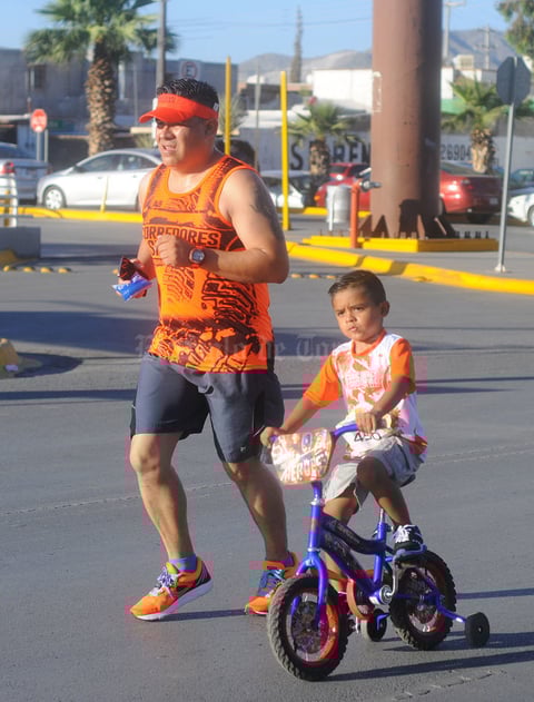Los pequeños asistieron junto a sus padres a la carrera.