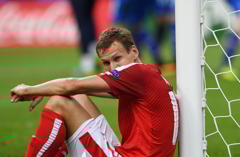 Un futbolista austriaco muestra su tristeza tras la eliminación de su selección.