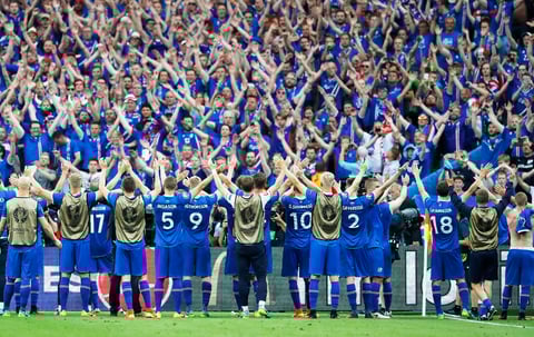 Los jugadores de Islandia festejan el triunfo 2-1 contra Austria y el pase a los octavos de final.