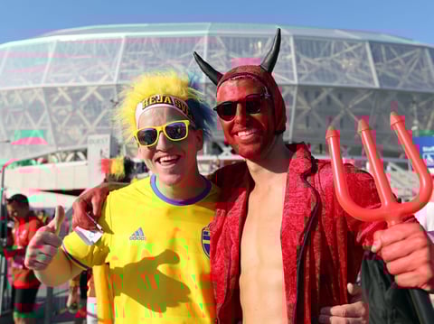 Un aficionado de Suecia posa junto a uno de Bélgica antes de iniciar el encuentro entre sus selecciones.