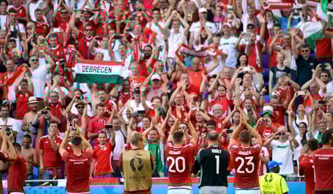 Los jugadores húngaros festejando con su afición el liderato del grupo F.