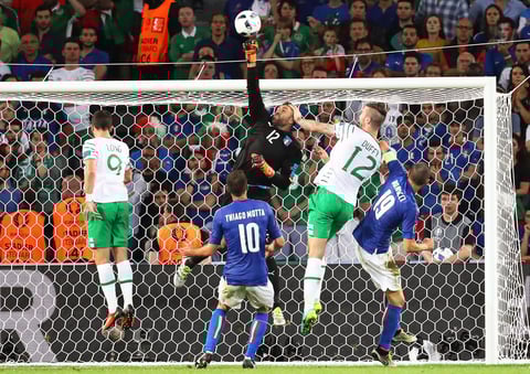 Irlanda sorprendió a los italianos y en los últimos minutos marcó el gol que les dio la victoria y el pase a los octavos de final.
