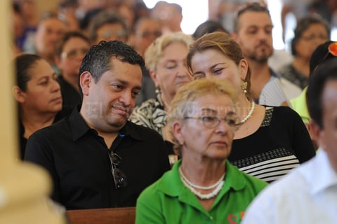 Familiares y amigos despidieron a la cantante lagunera.