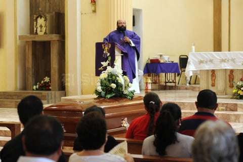 El padre Pascual Guillermo Medina Arrollo ofició una misa de cuerpo presente en la Parroquia de Nuestra Señora del Refugio.