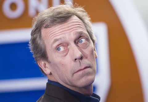 Hugh Laurie se burló de la decisión en su cuenta de Twitter.