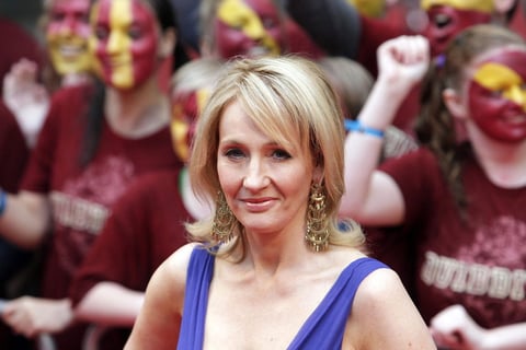 La escritora británica J K Rowling, se mostró feliz en su cuenta de Twitter por la separación.