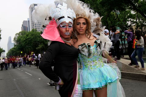 Los miles de asistentes desfilaron por el centro de la Ciudad de México llevando por bandera la libertad sexual y la igualdad de derechos, en una multitud tan diversa como el colectivo.