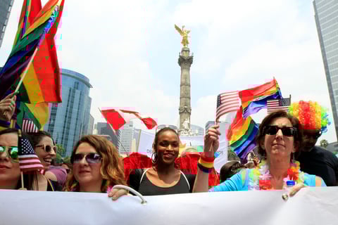 En el discurso inaugural, padres y madres homosexuales con hijos adoptados clamaron por el fin de la "supremacía heterosexual".