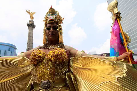 Miles de personas acudieron disfrazadas a celebrar el orgullo gay.