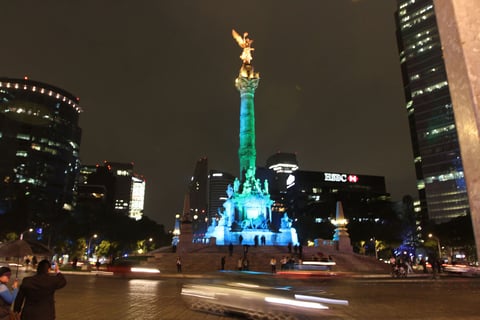 El Ángel de la Independencia se iluminó desde ayer viernes con cada uno de los colores de la bandera del arcoíris.