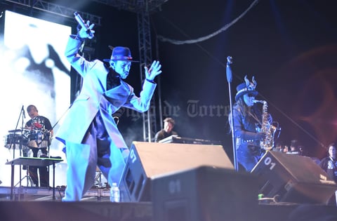 Luego de tocar poco más de una hora Kinky, los músicos cedieron al escenario a los integrantes de La Maldita Vecindad.
