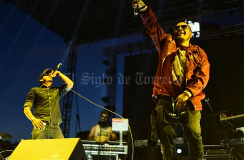Los oriundos de Baja California Sur; apodados "Muelas De Gallo" y "Dr. Zupreeme" esparcieron su rap por toda la plaza, "Buenas noches damas y caballeros, esta noche es de fiesta", pronunció el segundo.
