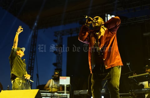 Con una buena asistencia de espectadores, el Rockoahuila comenzó a las 9:00 de la noche (Hora y media después de lo programado) con la presentación de La Banda Bastón.