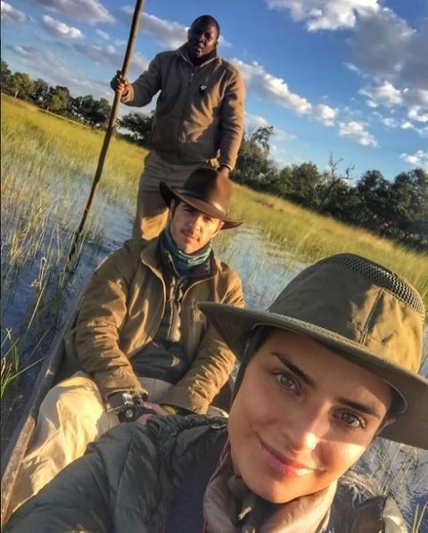 Recientemente publicaron fotografías de su safari en Xaranna, un campo en Botswana, en donde se les ve paseando en bote y disfrutando del paisaje del lugar.