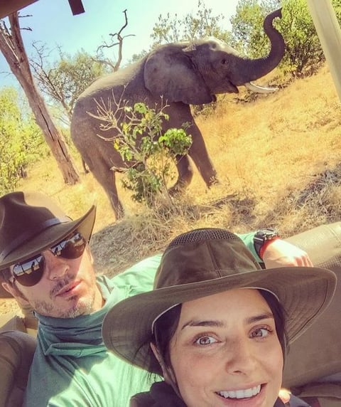 En sus redes sociales, los actores han compartido imágenes del viaje que realizan por África.