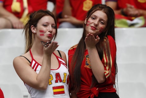Las guapas aficionadas a "La Roja" lanzan un beso de despedida del torneo.