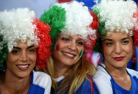 Aficionadas italianias apoyan con todo a su selección, la cual se enfrentará en los cuartos de final a Alemania.