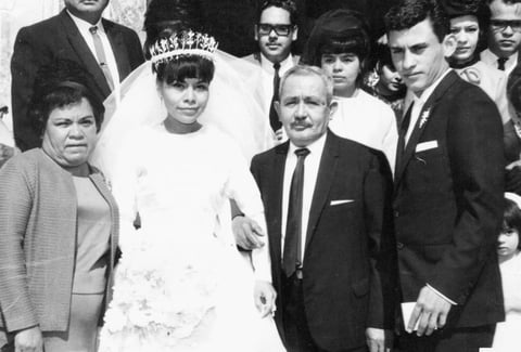 26062016 Humberto Antonio Figueras Montelongo y MarÃ­a Ignacia Mancillas Salazar el 20 de febrero de 1966 en la Iglesia de Guadalupe en TorreÃ³n, Coahuila. Los acompaÃ±an: Florentino Mancillas y MarÃ­a del Pilar Salazar.