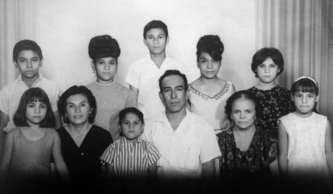 19062016 Sr. Ambrosio Quiroz de Haro (f) y Sra. Refugio Acosta de Quiroz (f) en compaÃ±Ã­a de sus hijos: Sanjuana, Antonia, JosÃ© RubÃ©n, MarÃ­a Amparo, Ambrosio, Rosa MarÃ­a, MarÃ­a Mayela, Fray Lorenzo Quiroz Acosta y la abuela, la Sra. Antonia de Haro JuÃ¡rez, captados en 1966.