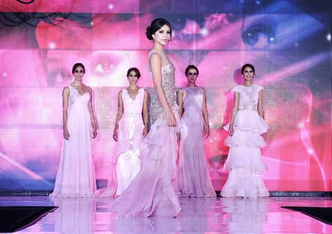 Entre aplausos del respetable, llegó el momento de calificar la elegancia gracias al segmento de traje de noche; las chicas sorprendieron con vestidos rosas de la diseñadora Abril Cervera que resaltaron su porte.
