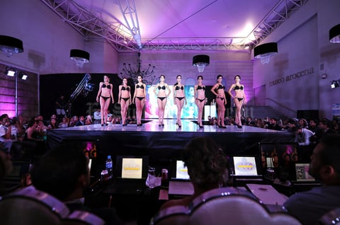 Las ocho modelaron bikinis de color negro sobre el entarimado provocando suspiros y los clásicos silbidos, "fiu fiu".