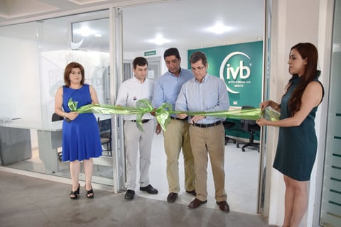 El momento del corte de listón inaugural de la sede.