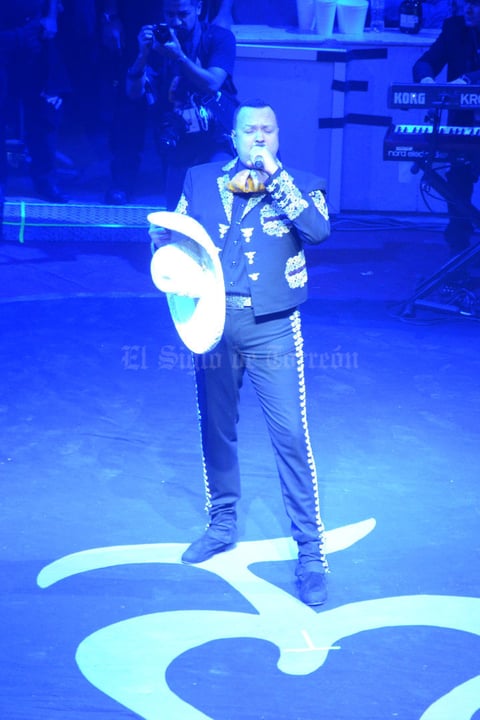Con un elegante traje de charro, Pepe Aguilar cautivó a los asistentes.