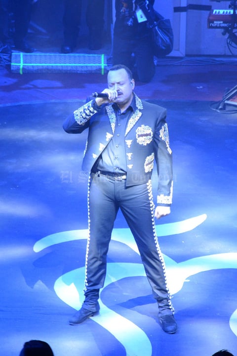 Pepe Aguilar presentó además los temas de su nuevo disco titulado No lo había dicho.