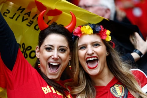 Aficionadas de Bélgica apoyaron con todo a su selección en el partido ante la selección de Gales.
