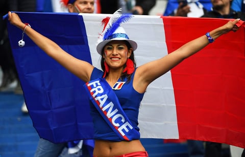 Esta aficionada francesa está feliz luego de que su selección accedió a las semifinales del torneo.